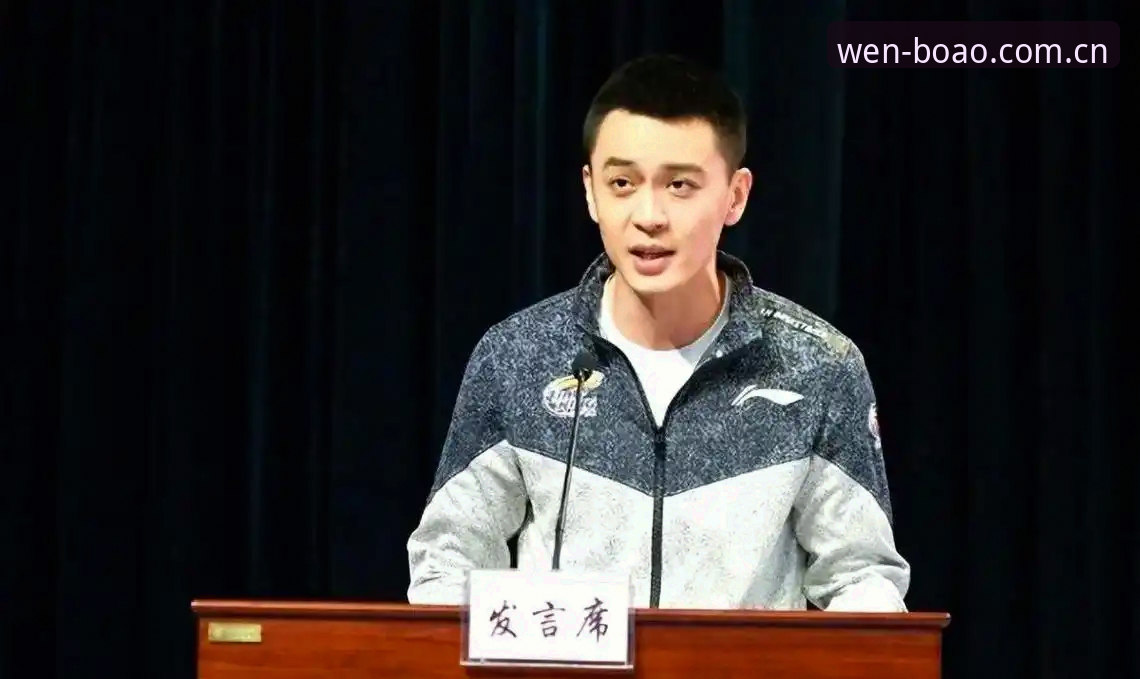 前锋集体开火，C罗的焦虑与杨鸣的旁观者视角——一场关于等待与压力的深度分析